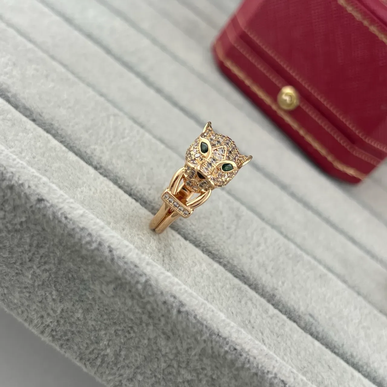 حلقة Cartier Panthère رأس الفهد بافيه كريستال عيون خضراء 5