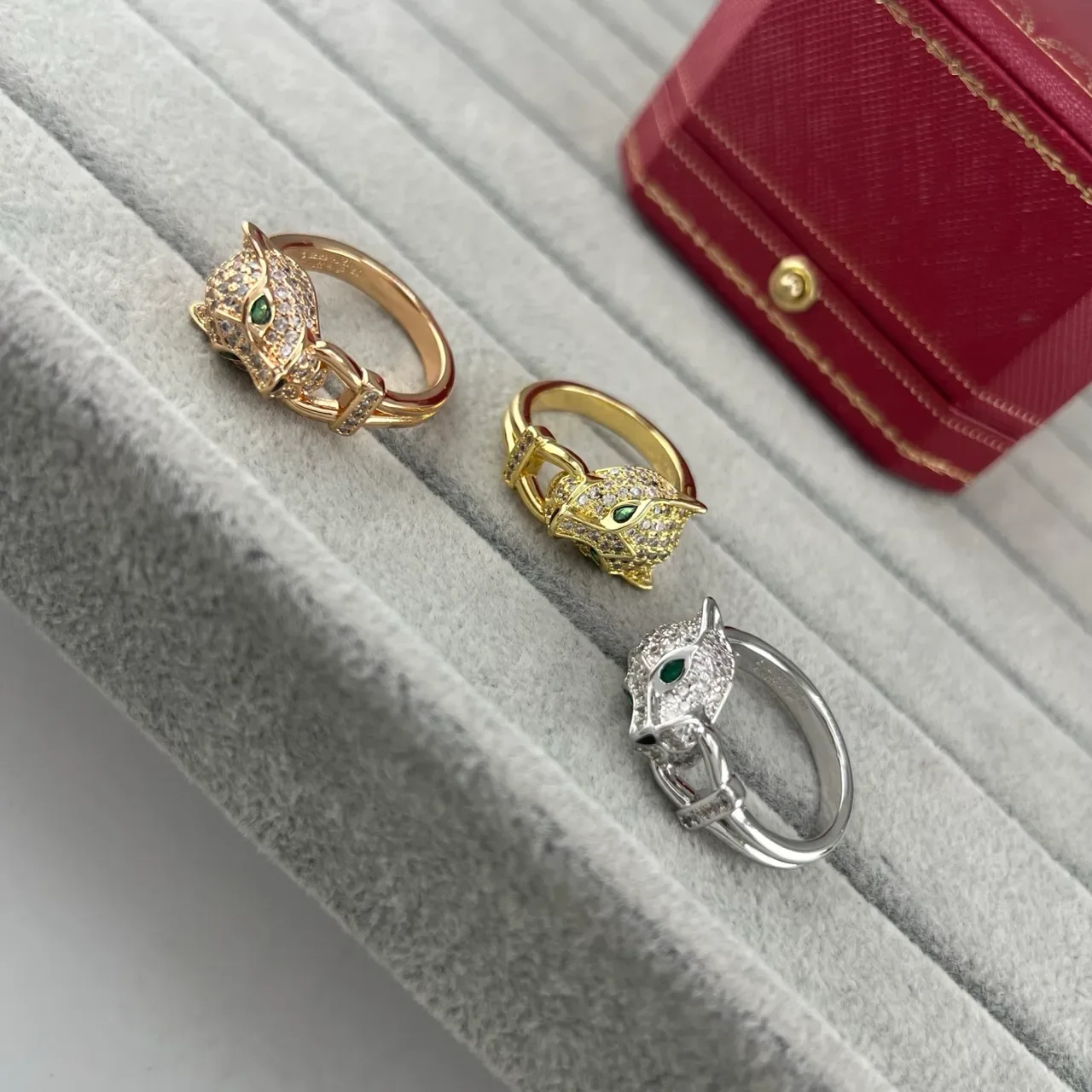 حلقة Cartier Panthère رأس الفهد بافيه كريستال عيون خضراء 8
