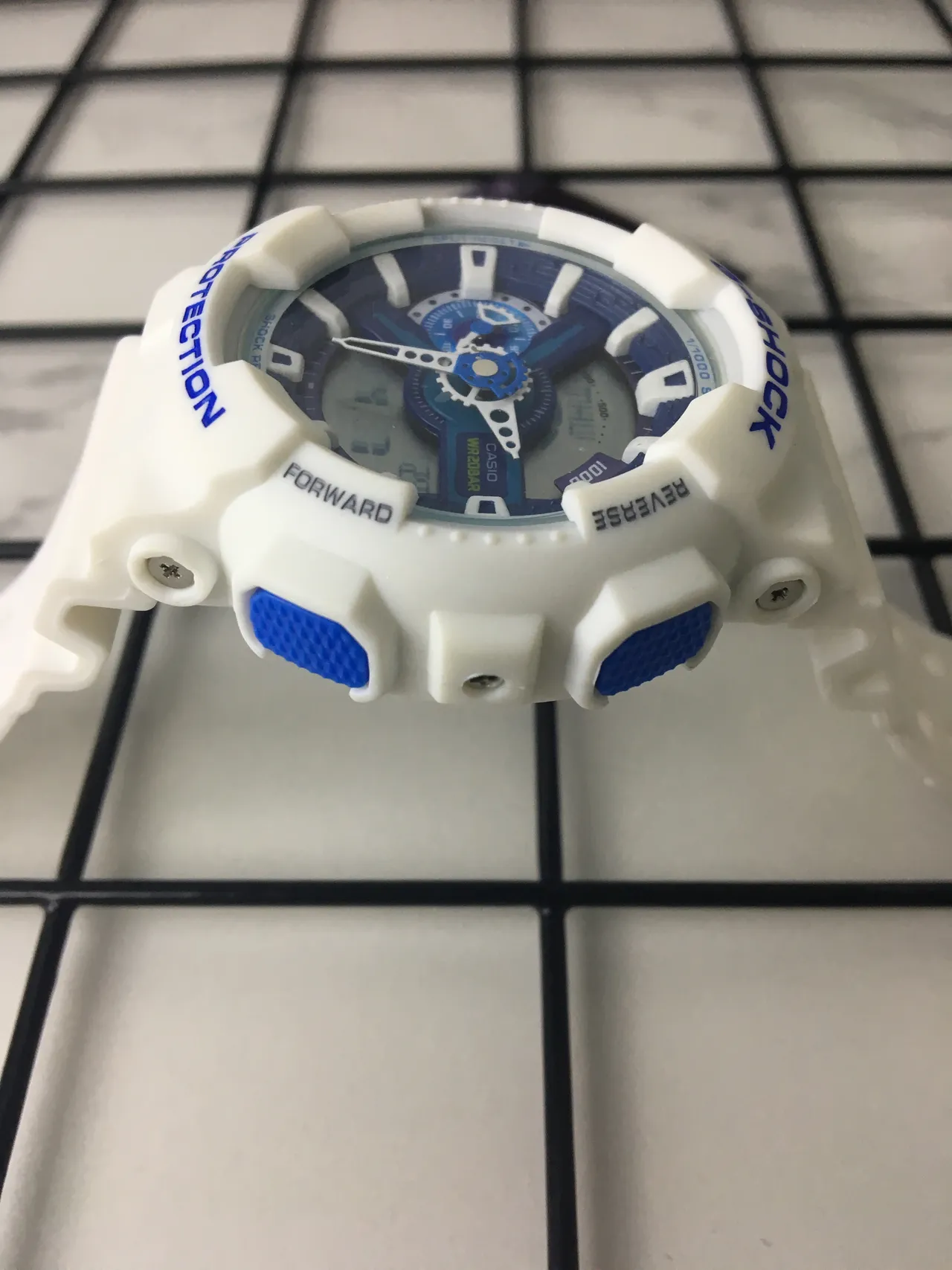Casio G-Shock GA-110 सफेद और नीला स्पोर्ट्स वॉच 4