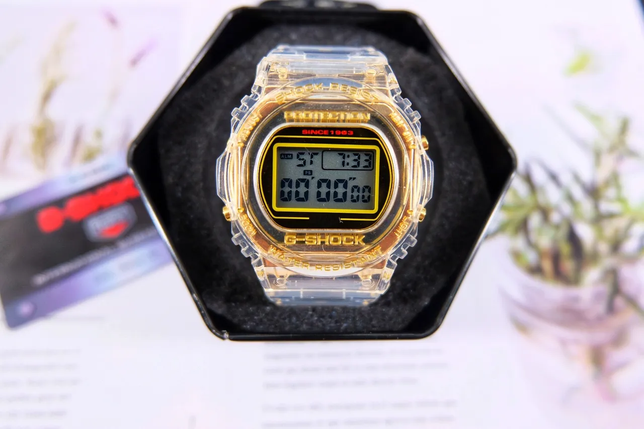 Casio G-Shock Montre sportive en résine transparente avec accent doré 2