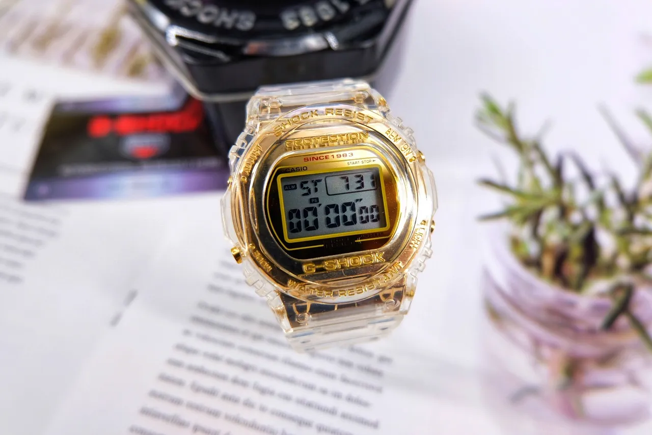 Casio G-Shock Montre sportive en résine transparente avec accent doré 3