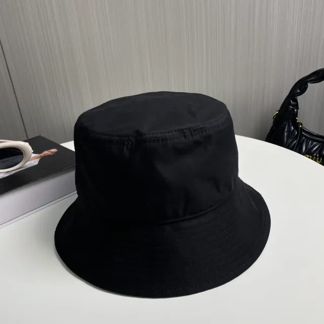 Celine Sombrero de Cubo Negro con Logo Bordado 4