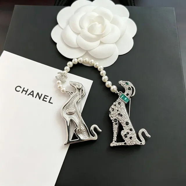Chanel Animalier Broche Prateada Verde Cristal-Pavé Silhueta Guepardo Manchas Esmaltadas Pretas 2