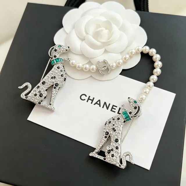 Chanel Animalier Broche Prateada Verde Cristal-Pavé Silhueta Guepardo Manchas Esmaltadas Pretas 3