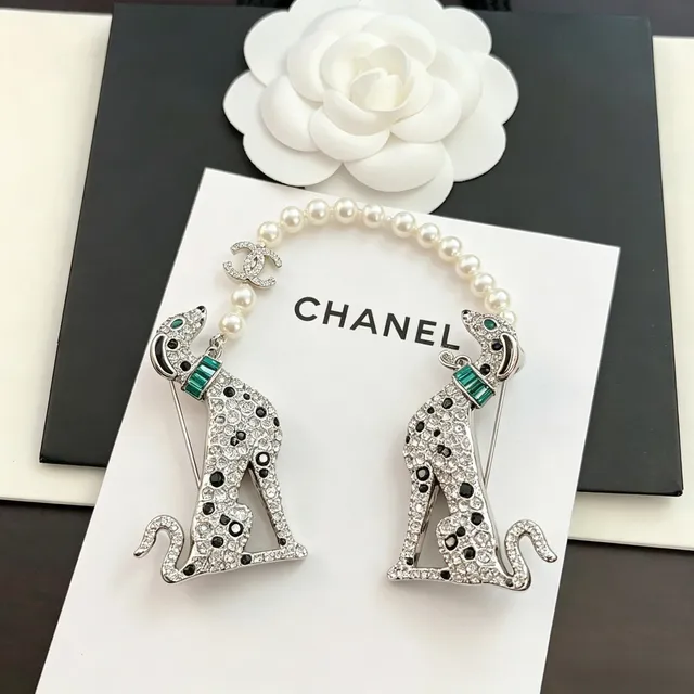 Chanel Animalier Broche Prateada Verde Cristal-Pavé Silhueta Guepardo Manchas Esmaltadas Pretas 4