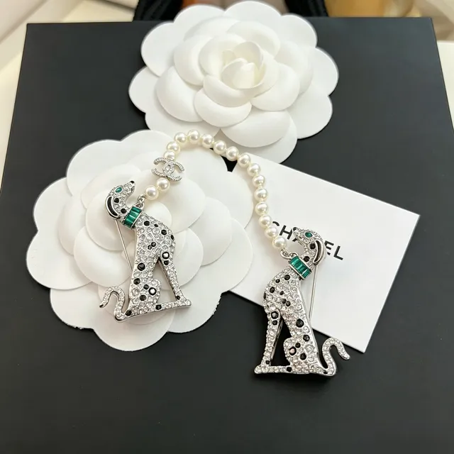 Chanel Animalier Broche Prateada Verde Cristal-Pavé Silhueta Guepardo Manchas Esmaltadas Pretas 5