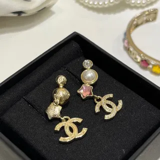 Chanel أقراط غير متماثلة بلون ذهبي وخرز لؤلؤي وكريستال CC Logo