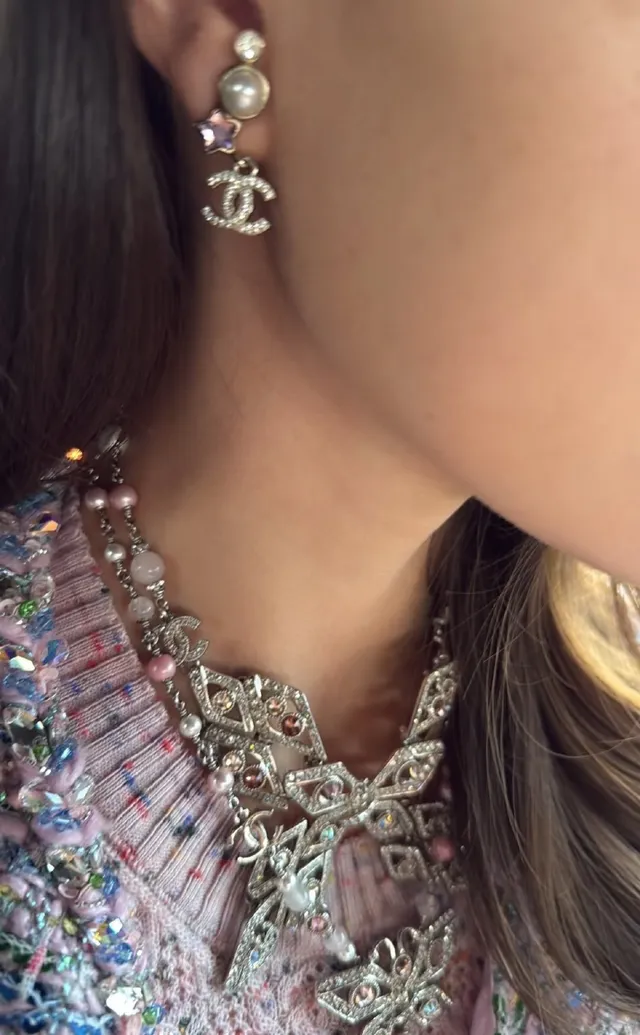 Chanel Brincos assimétricos de pérola e cristal tom dourado com logo CC 2