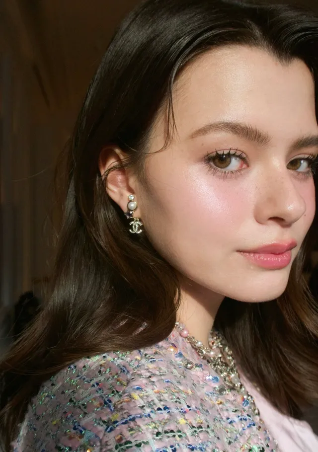 Chanel Brincos assimétricos de pérola e cristal tom dourado com logo CC 3