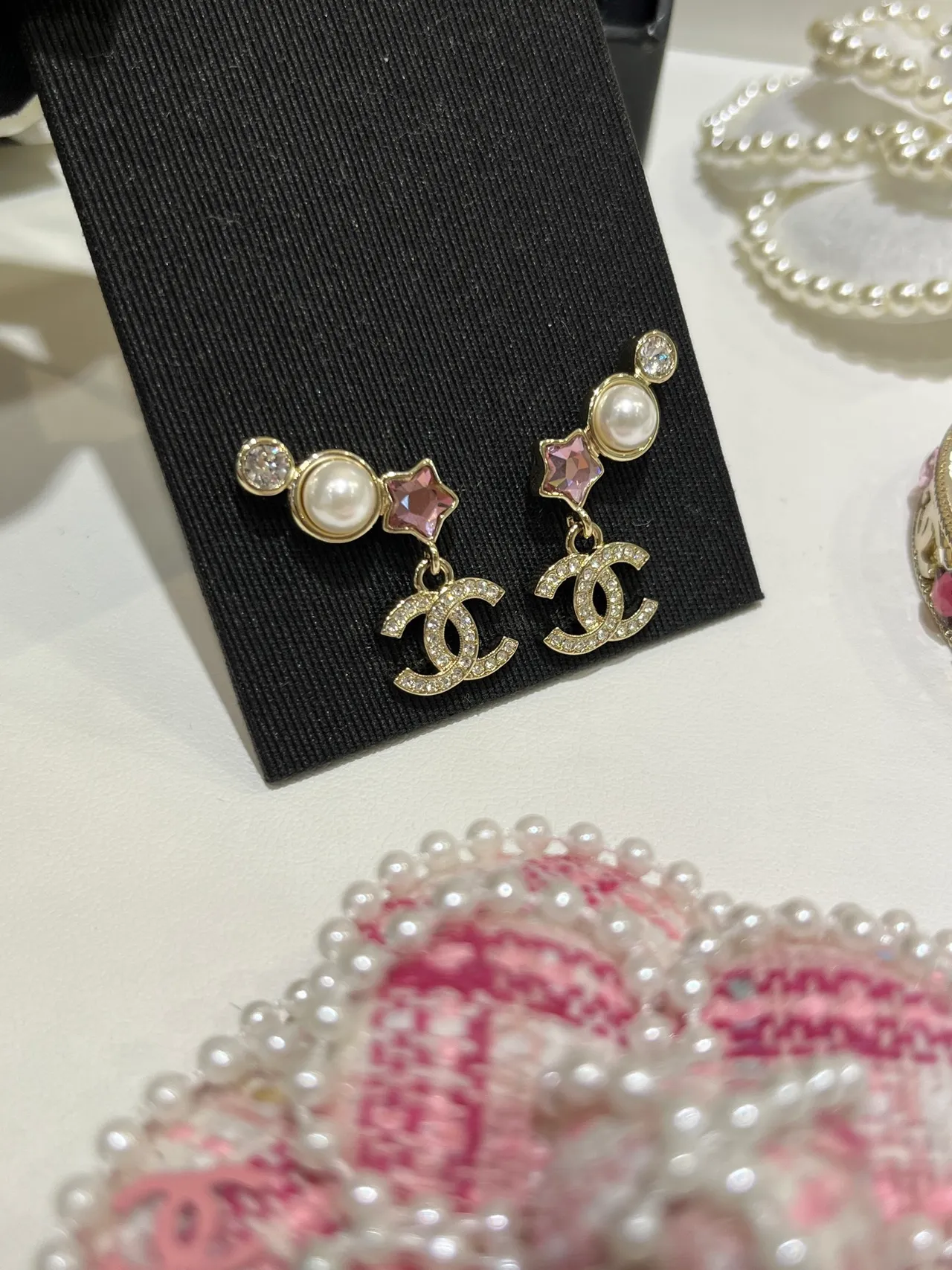 Chanel Brincos assimétricos de pérola e cristal tom dourado com logo CC 4