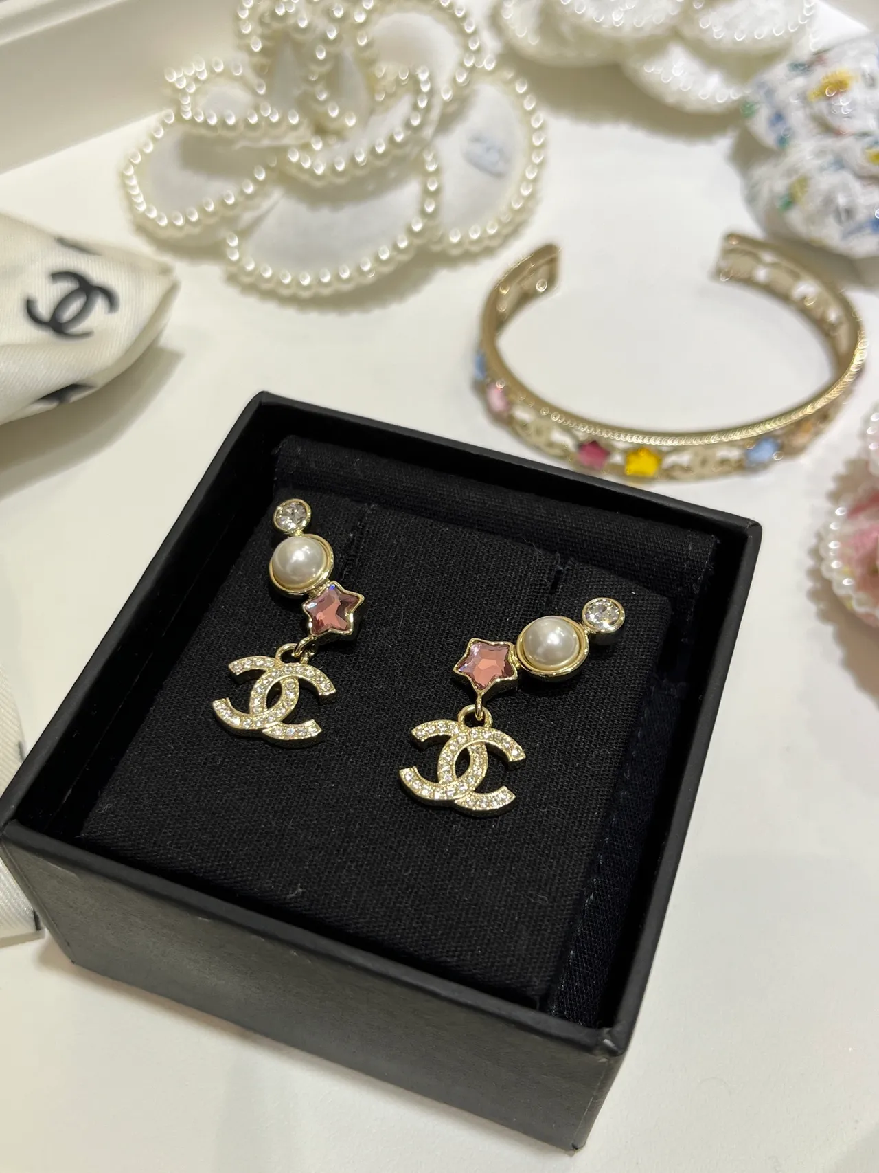 Chanel Brincos assimétricos de pérola e cristal tom dourado com logo CC 5