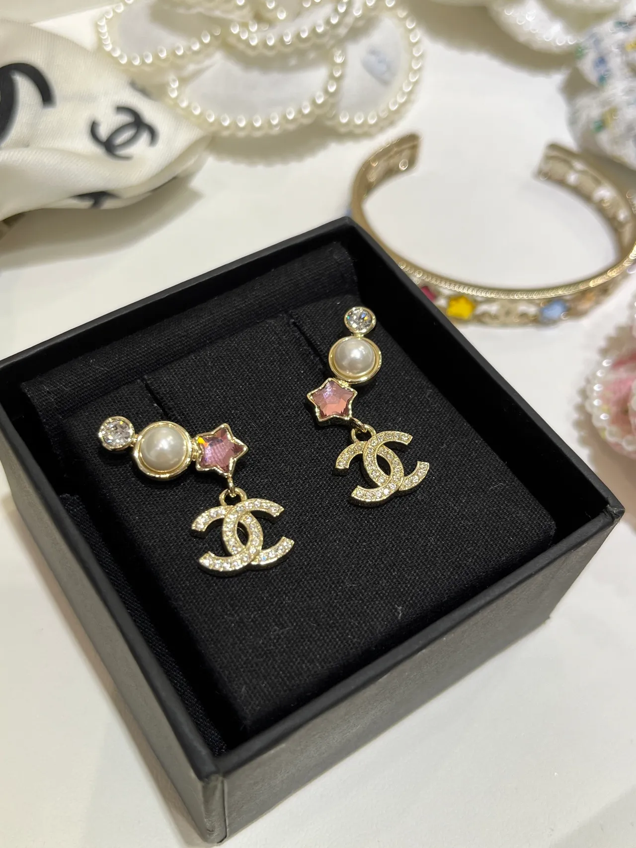 Chanel Brincos assimétricos de pérola e cristal tom dourado com logo CC 6