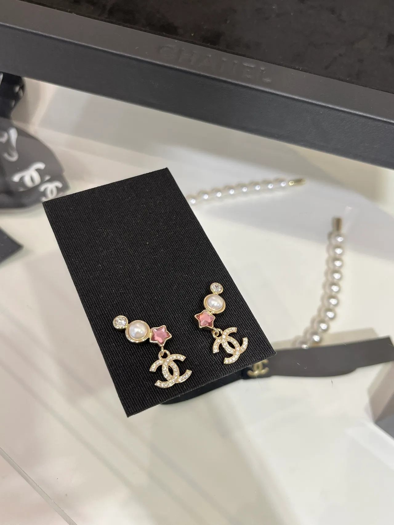 Chanel Brincos assimétricos de pérola e cristal tom dourado com logo CC 7
