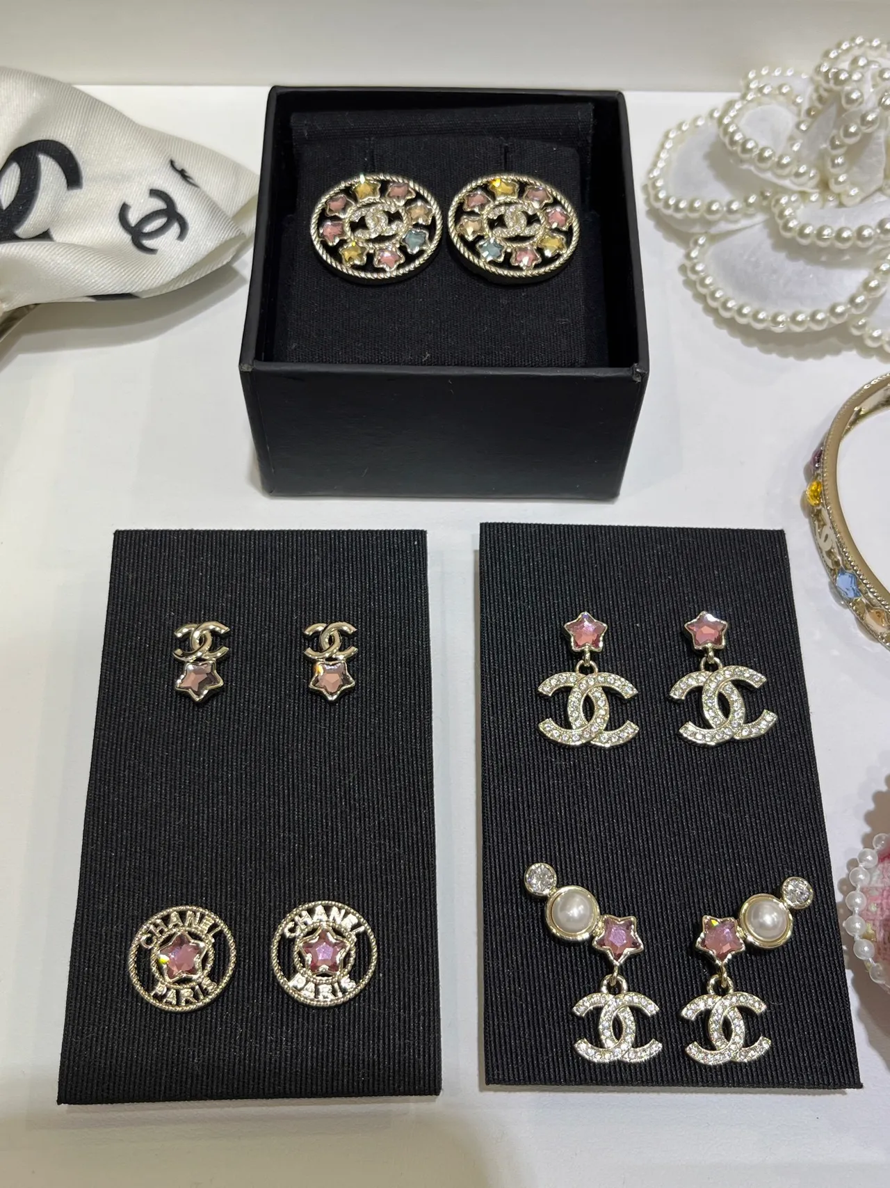Chanel Brincos assimétricos de pérola e cristal tom dourado com logo CC 8