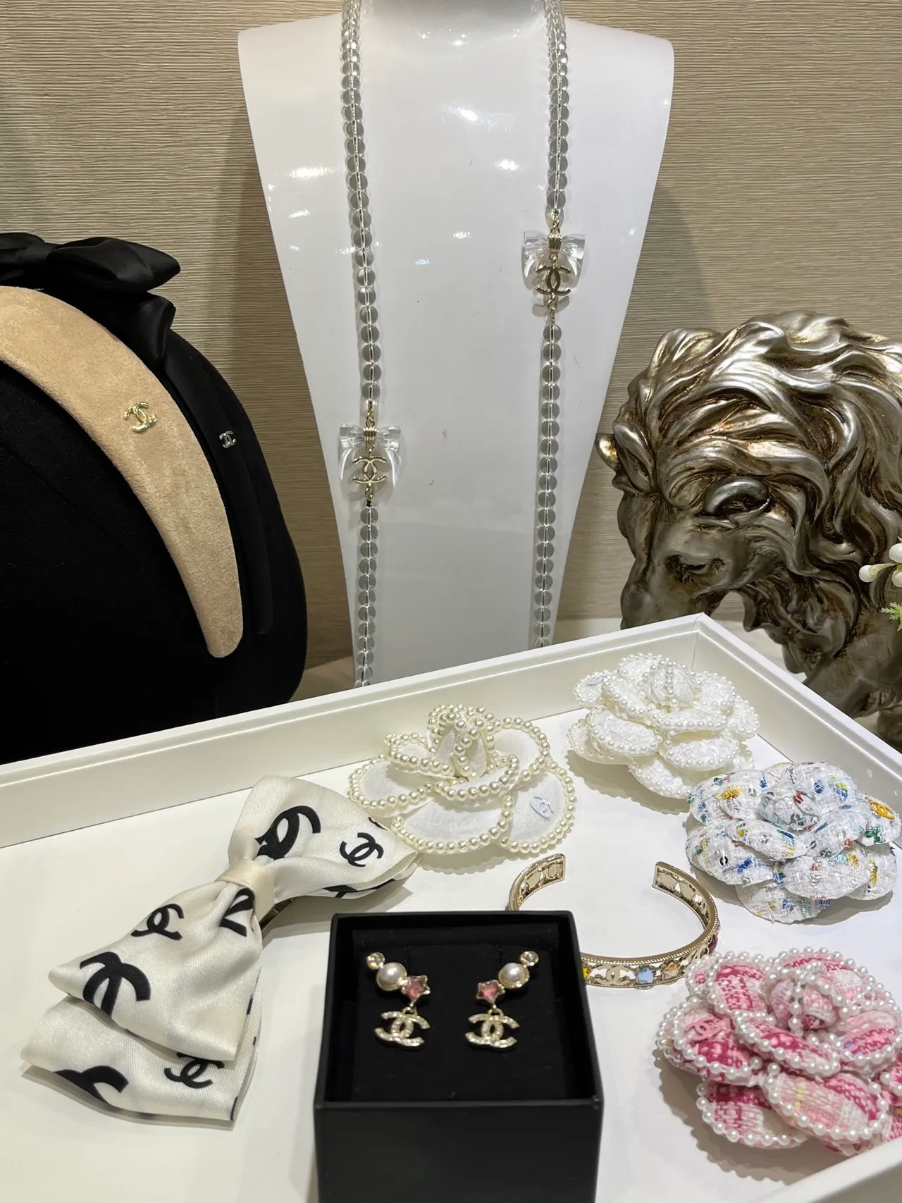 Chanel Brincos assimétricos de pérola e cristal tom dourado com logo CC 9