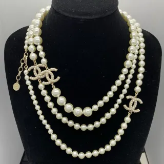 Chanel قلادة لؤلؤ بيجي ذهبية متعددة الطبقات