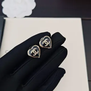 Chanel কালো সোনা হার্ট-শেপ্ড ক্রিস্টাল-এম্বেলিশড কানের দুল