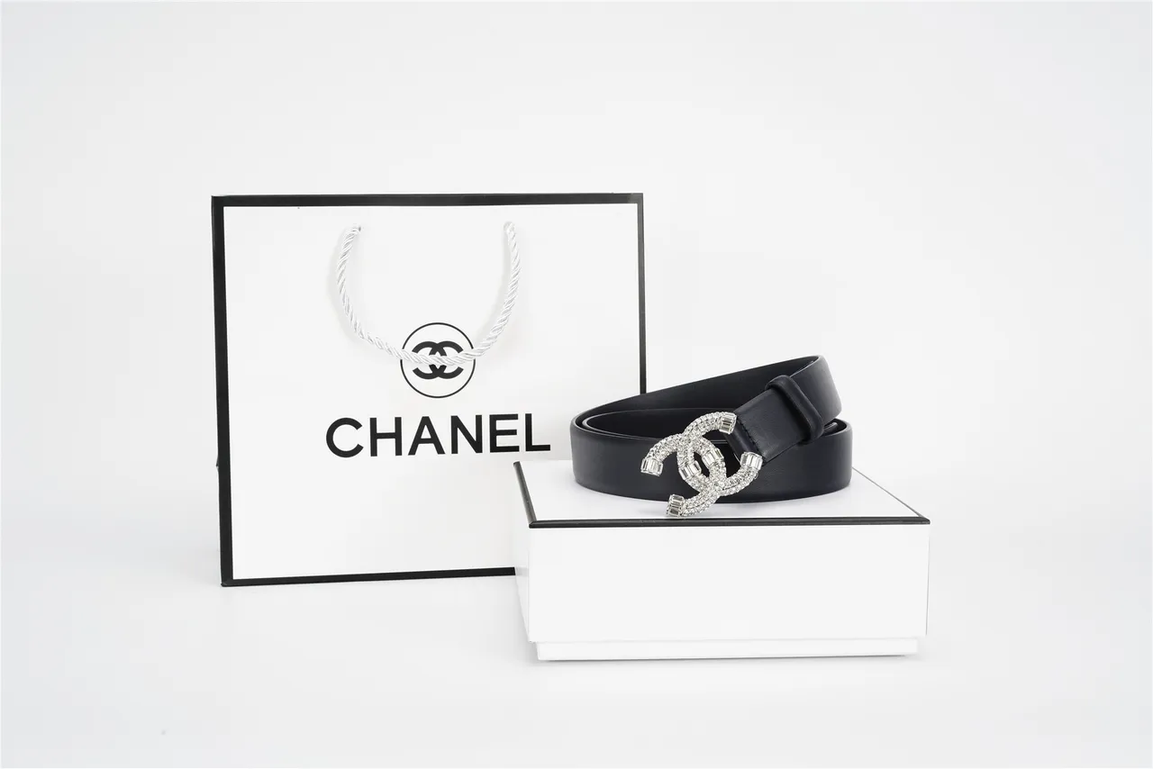 Chanel Ceinture en cuir noire argentée ornée de cristaux et boucle CC interlocking 6