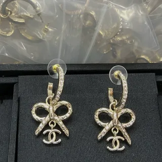 أقراط Chanel Bow & CC كريستال مكلفة فضية