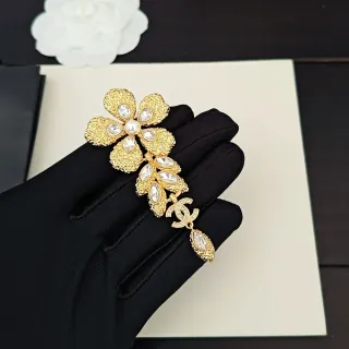 Chanel चमेलिया फ्लोरल पर्ल और क्रिस्टल ब्रोच