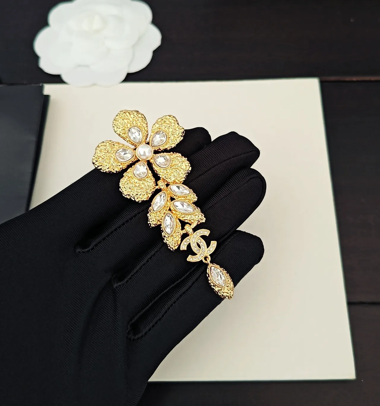 Chanel चमेलिया फ्लोरल पर्ल और क्रिस्टल ब्रोच 3