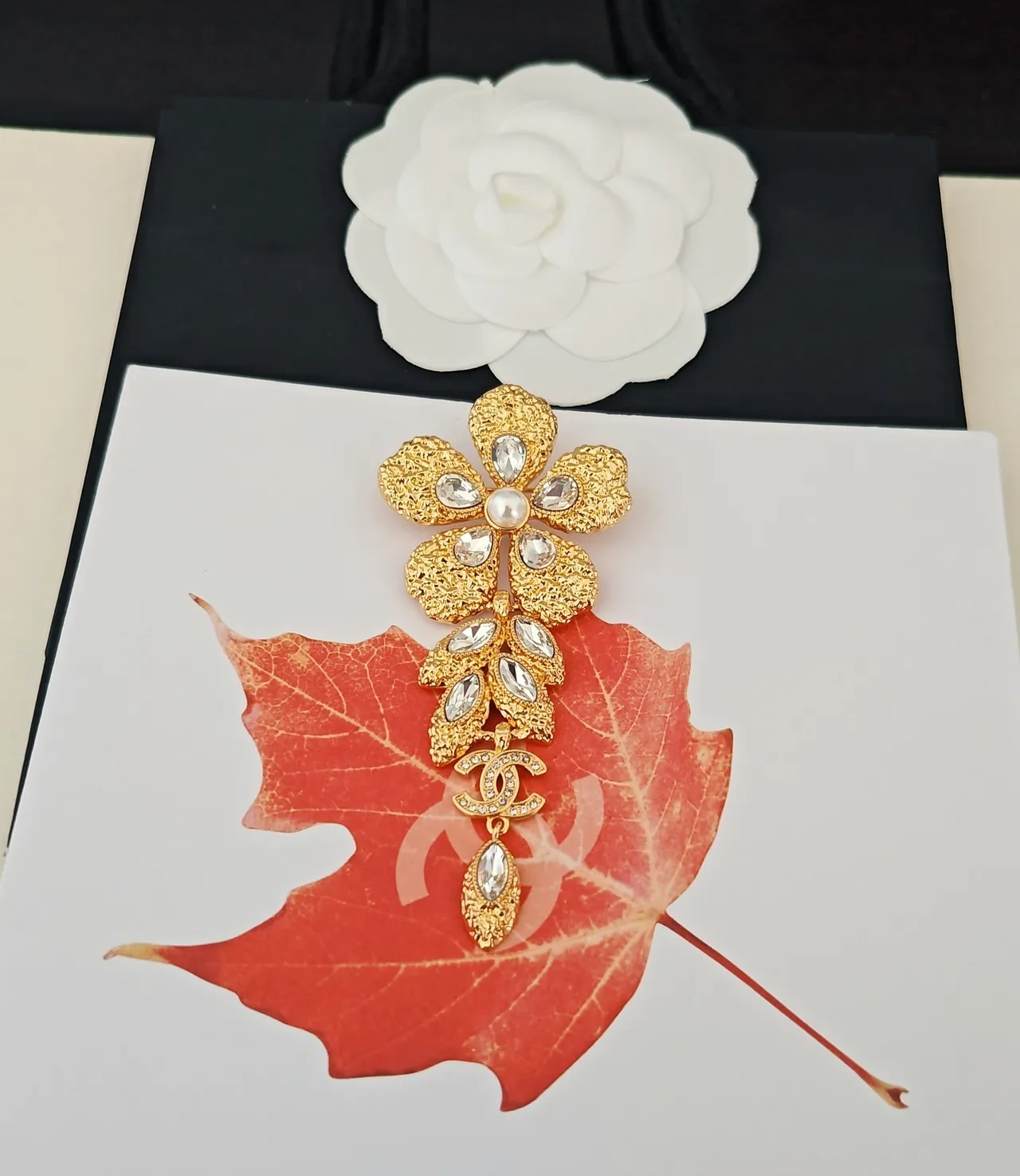 Chanel चमेलिया फ्लोरल पर्ल और क्रिस्टल ब्रोच 4