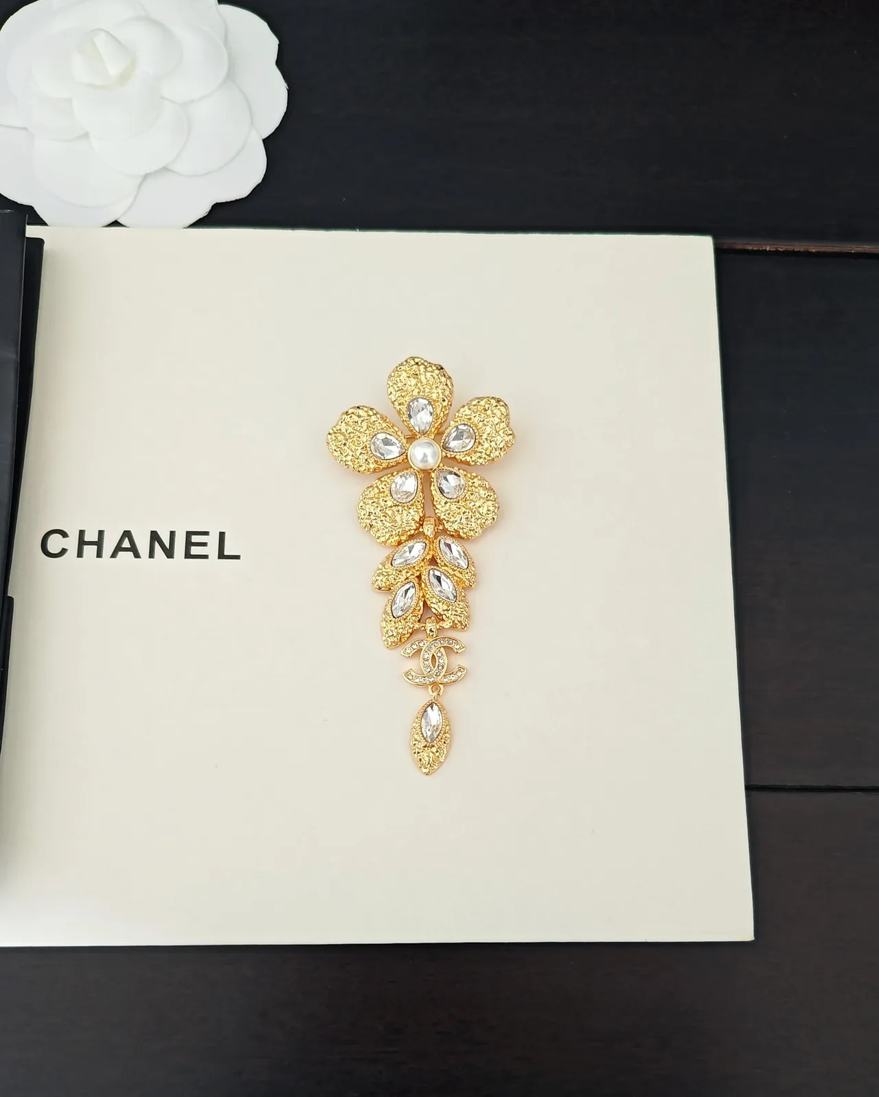 Chanel चमेलिया फ्लोरल पर्ल और क्रिस्टल ब्रोच 5