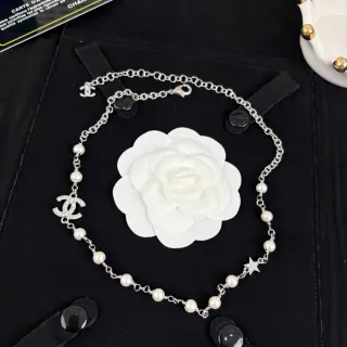قلادة Chanel Camellia لؤلؤ سلسلة فضية بيضاء سلاسل المراكز المحبوسة قلادة