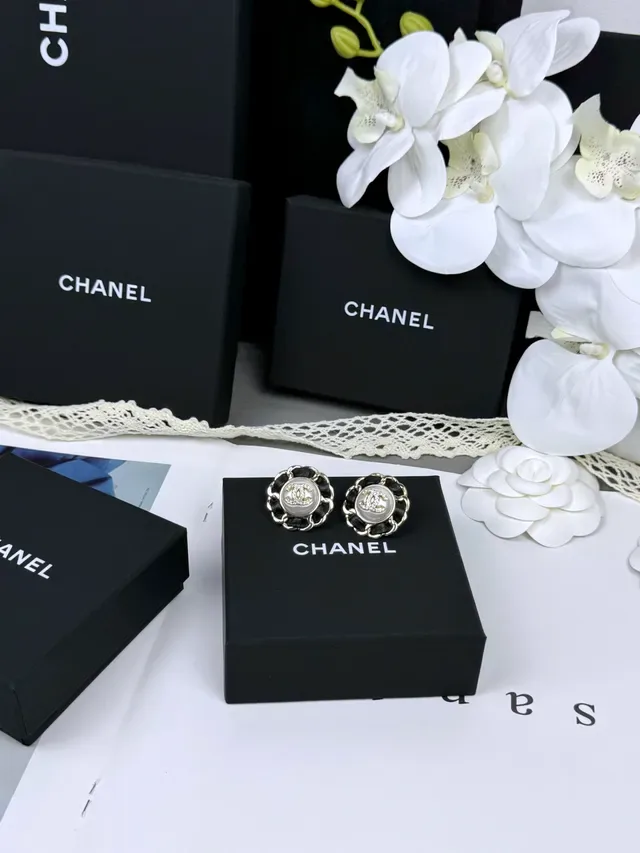 Chanel Brincos Corrente Estilo Camélia Moldura Preto Dourado Borda Texturizada 2