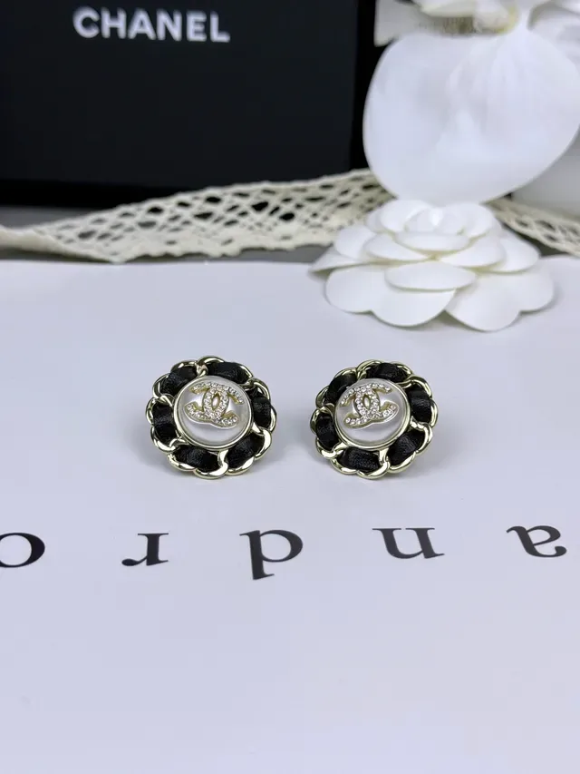 Chanel Brincos Corrente Estilo Camélia Moldura Preto Dourado Borda Texturizada 3
