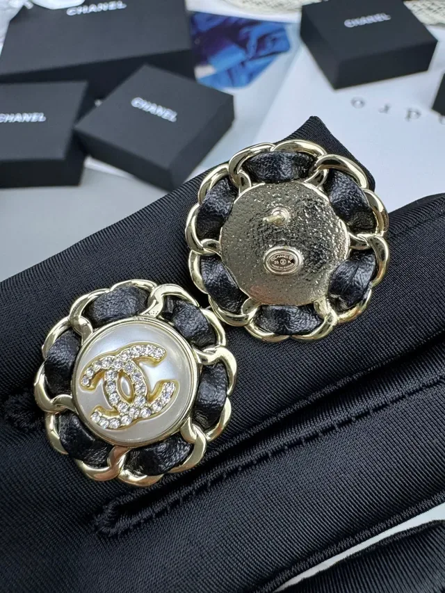 Chanel Brincos Corrente Estilo Camélia Moldura Preto Dourado Borda Texturizada 4