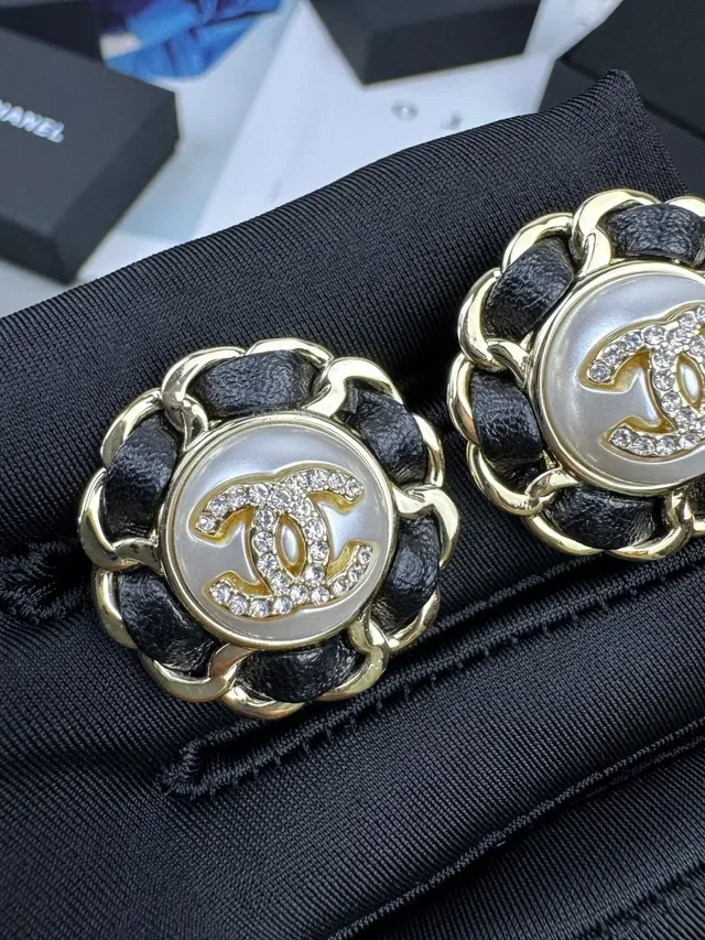 Chanel Brincos Corrente Estilo Camélia Moldura Preto Dourado Borda Texturizada 5