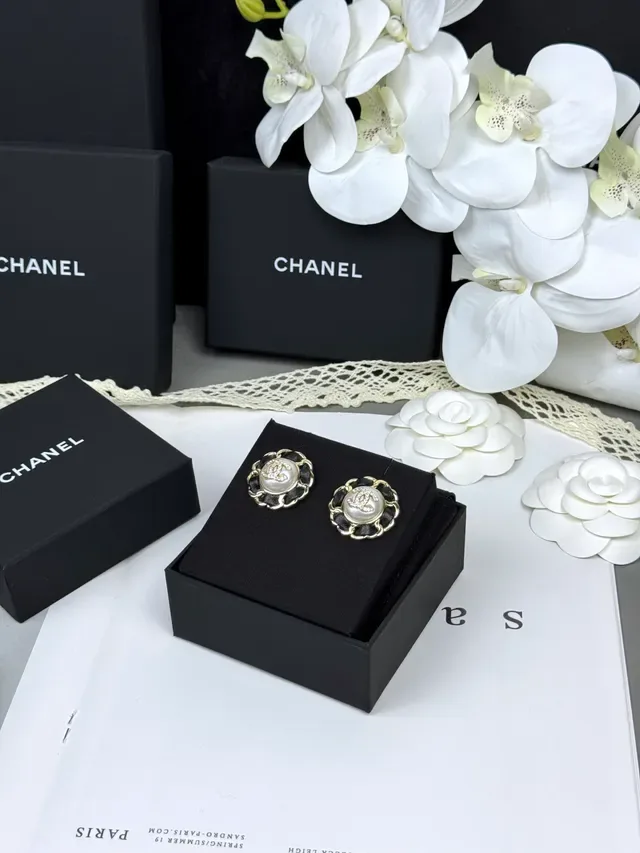 Chanel Brincos Corrente Estilo Camélia Moldura Preto Dourado Borda Texturizada 7