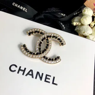 Chanel CC ब्रोच, सोने का काला इंटरलॉकिंग मोटिफ, मोती और क्रिस्टल एंक्रस्टेशन ब्रोच