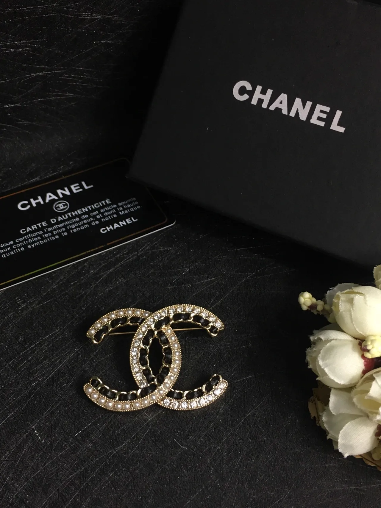 Chanel CC broche dourado preto motivo entrelaçado pérola e cristal incrustação broche 2
