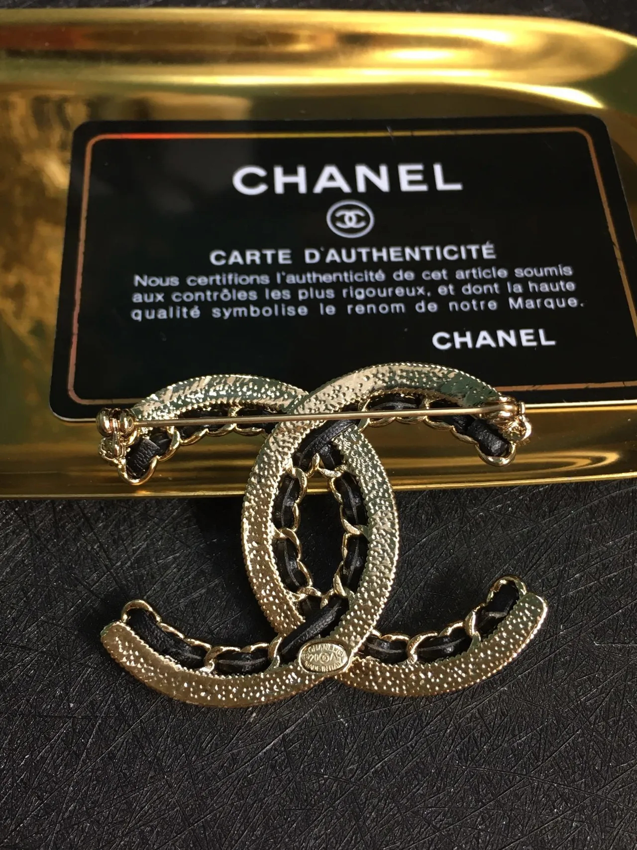 Chanel CC broche dourado preto motivo entrelaçado pérola e cristal incrustação broche 3