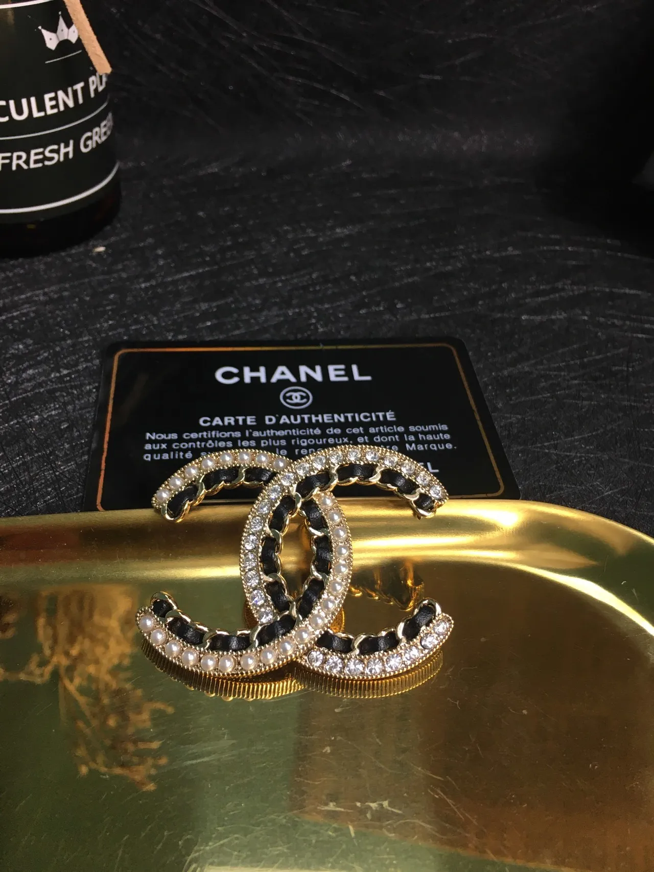 Chanel CC broche dourado preto motivo entrelaçado pérola e cristal incrustação broche 4