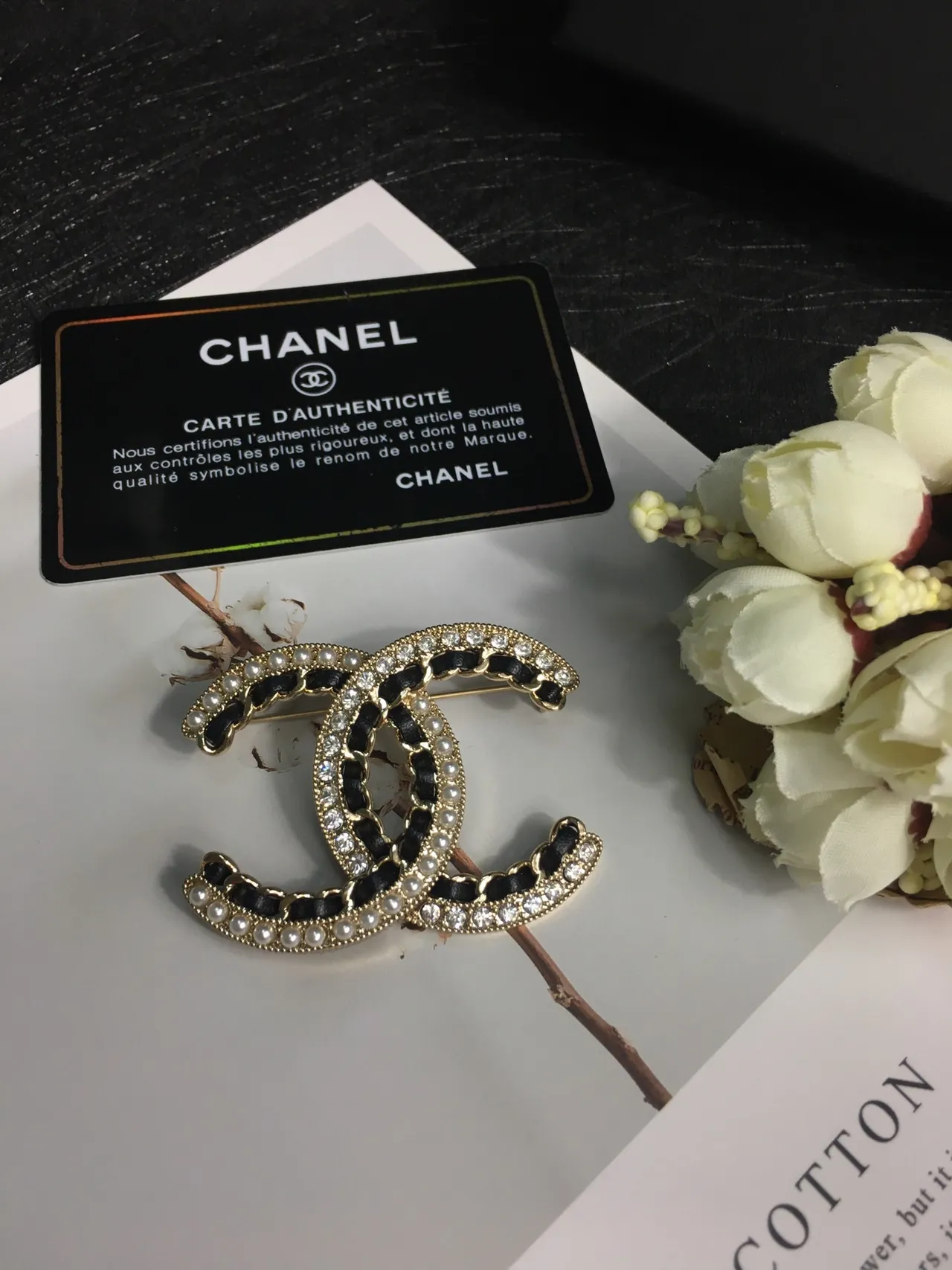 Chanel CC broche dourado preto motivo entrelaçado pérola e cristal incrustação broche 6