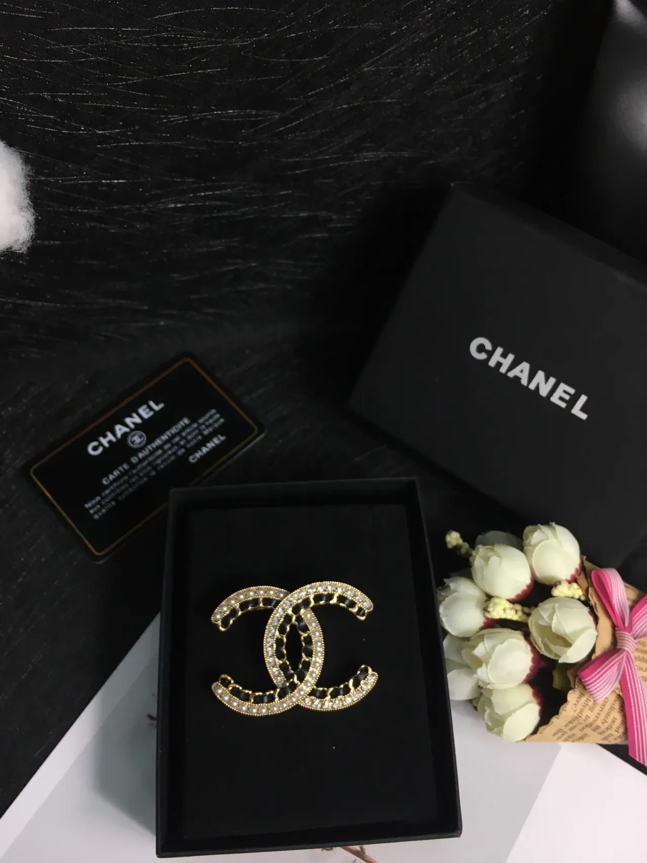 Chanel CC broche dourado preto motivo entrelaçado pérola e cristal incrustação broche 7
