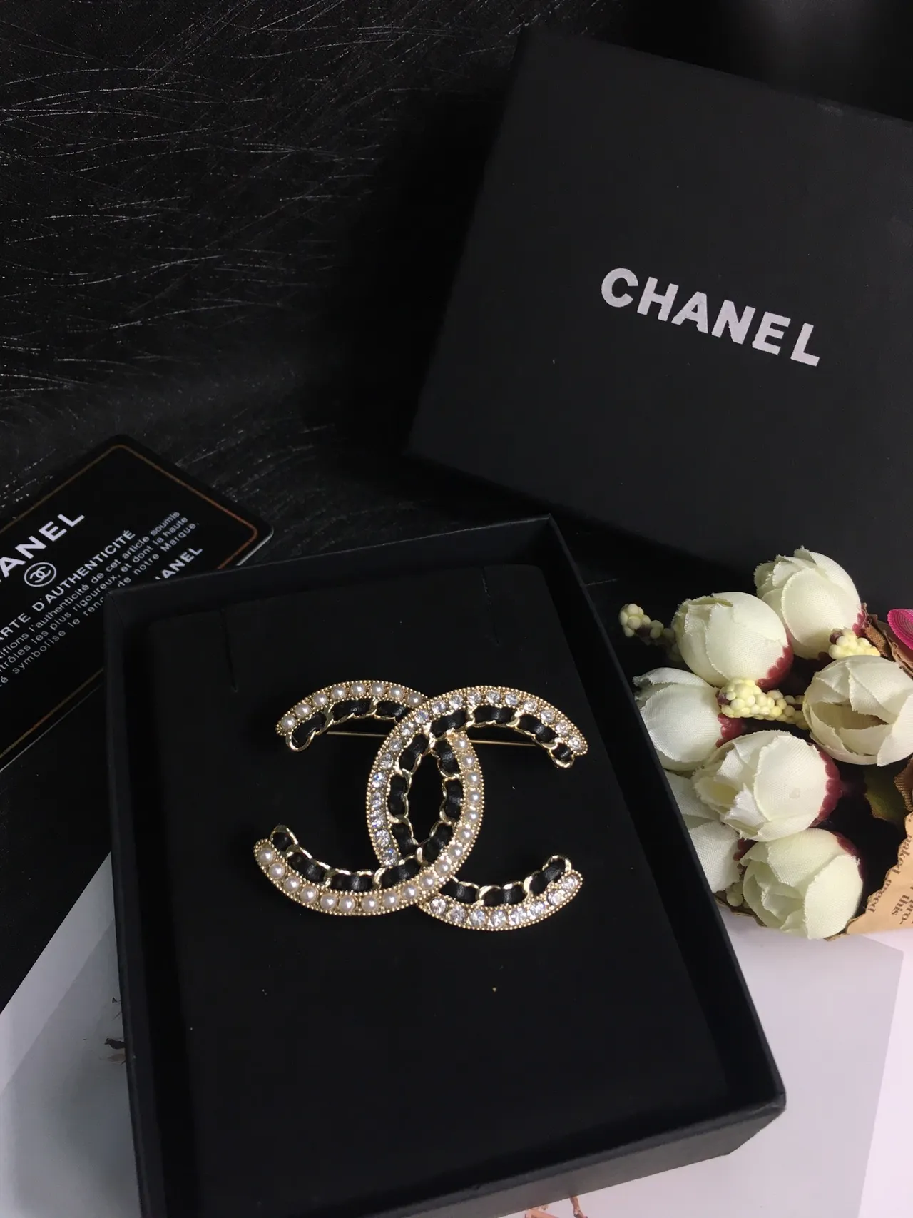 Chanel CC broche dourado preto motivo entrelaçado pérola e cristal incrustação broche 8