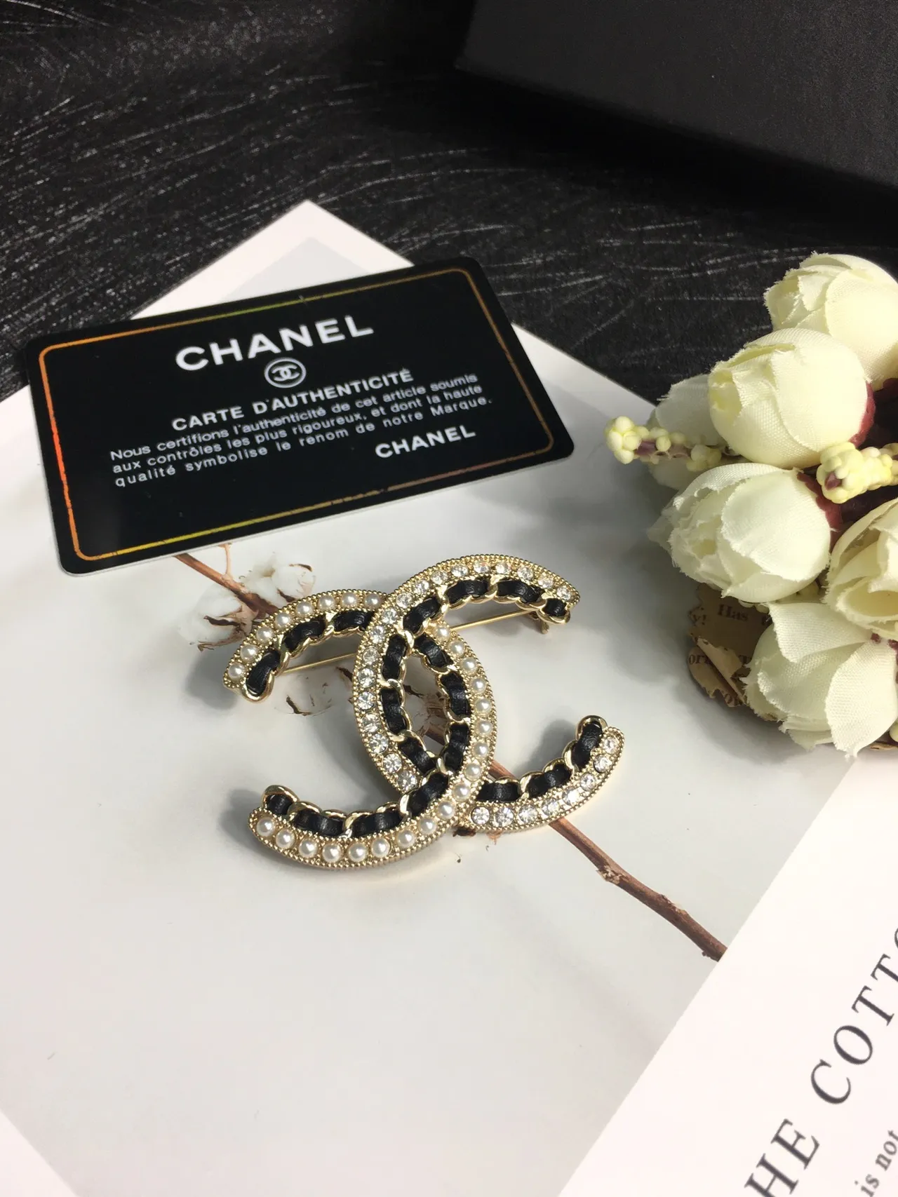 Chanel CC broche dourado preto motivo entrelaçado pérola e cristal incrustação broche 9