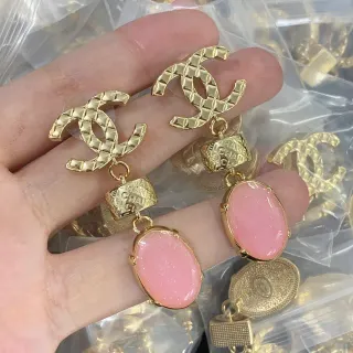 Chanel CC Drop أقراط ذهبية وردية مبطنة لوجو منحوتة كارم مكعب