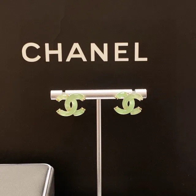 Chanel CC Verde Ouro Interlocking Motif Brincos de Resina Translúcida 2