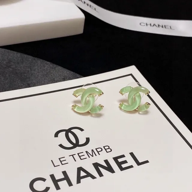Chanel CC Verde Ouro Interlocking Motif Brincos de Resina Translúcida 4