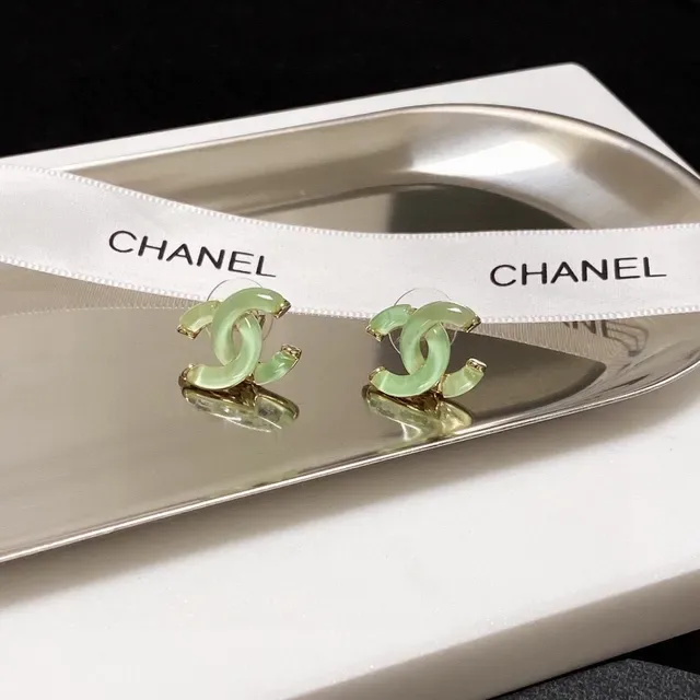 Chanel CC Verde Ouro Interlocking Motif Brincos de Resina Translúcida 5