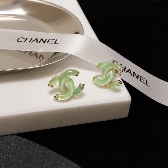 Chanel CC Verde Ouro Interlocking Motif Brincos de Resina Translúcida 7