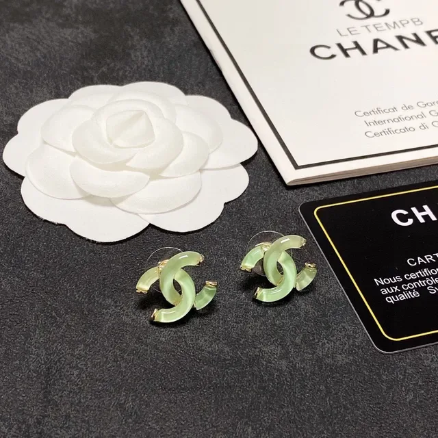 Chanel CC Verde Ouro Interlocking Motif Brincos de Resina Translúcida 8