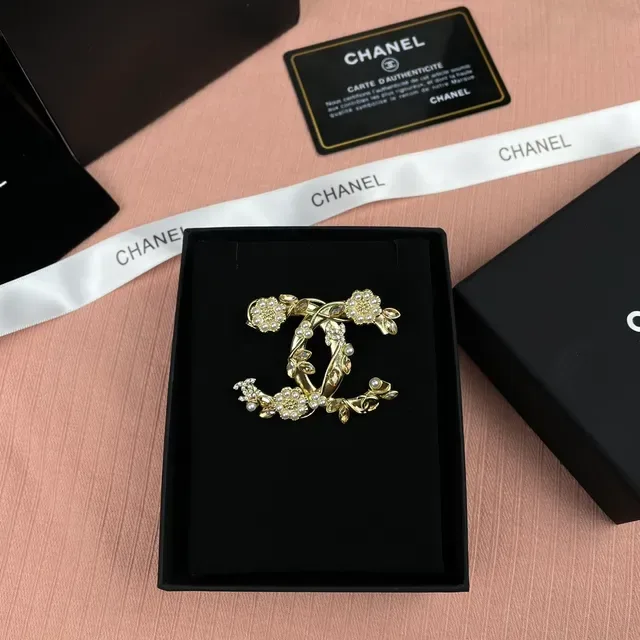 Chanel CC Logo Broche Dorée Perles Blanches 2