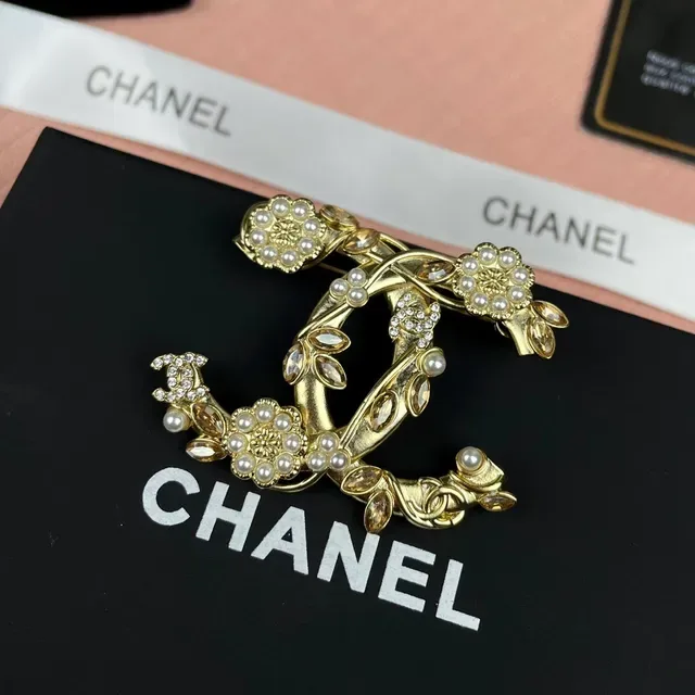 Chanel CC Logo Broche Dorée Perles Blanches 3