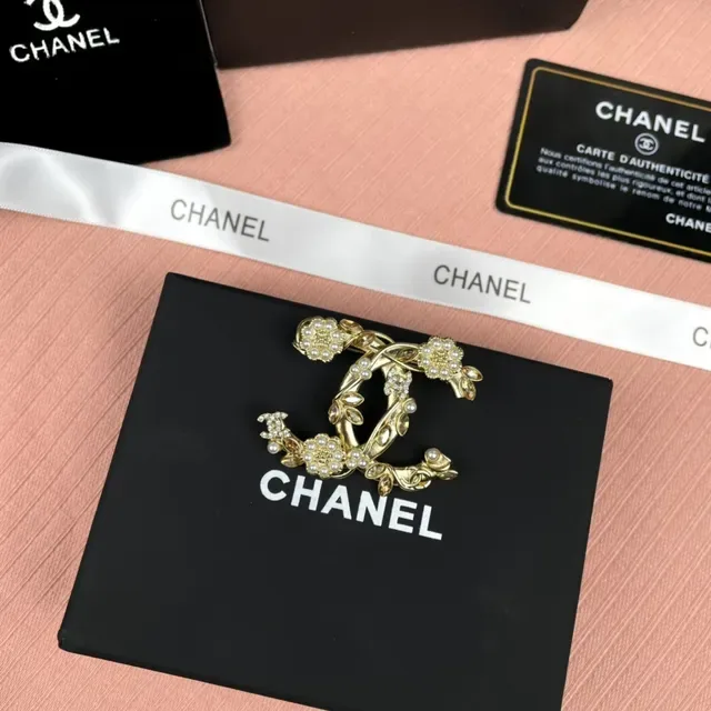 Chanel CC Logo Broche Dorée Perles Blanches 4
